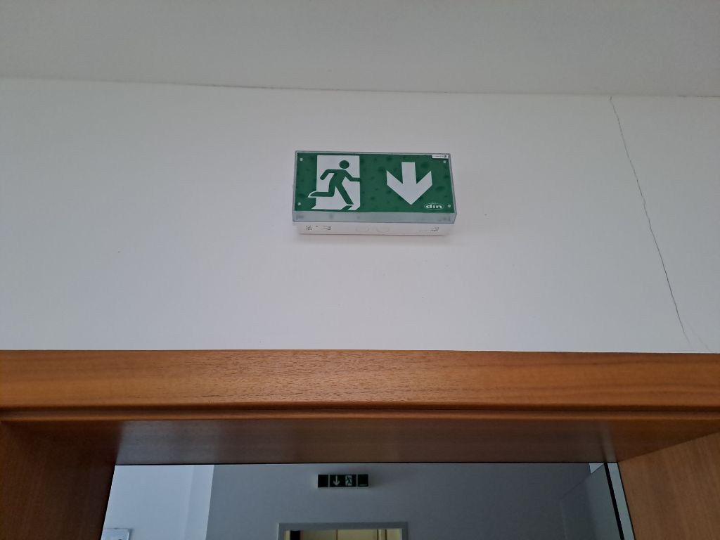 Zachovajte paniku! Desiatky piktogramov únikových ciest a svietidiel núdzového osvetlenia