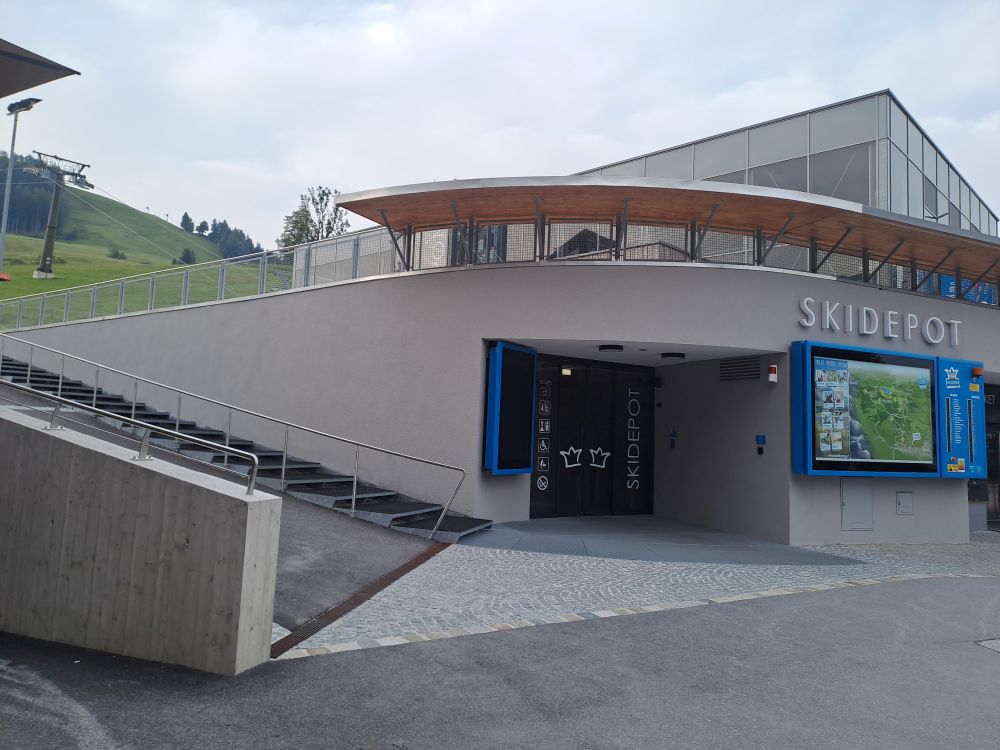 Svetelné línie v požičovni lyží a (elektro-) bicyklov rovno pod lanovkou
