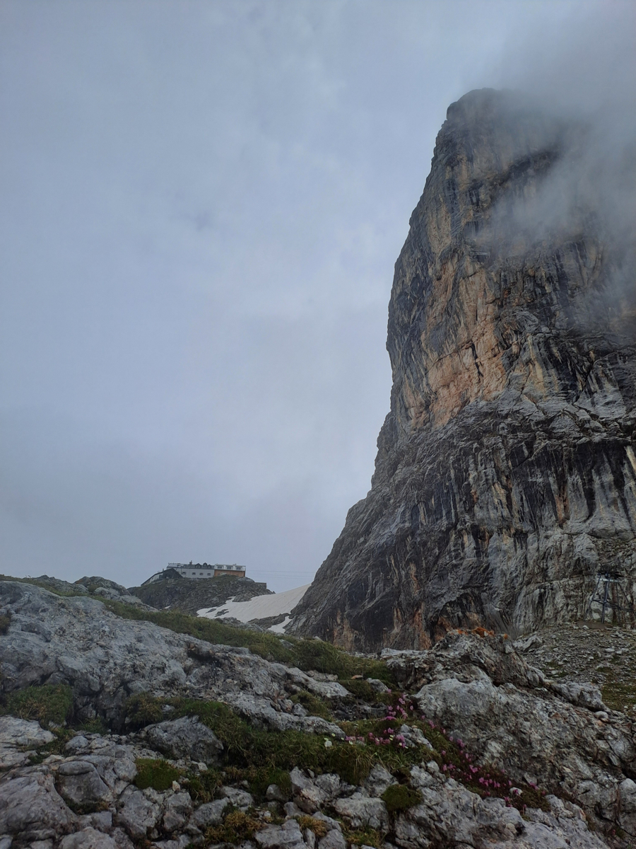 Chladničky, mrazničky a pece! Rakúska horská chata Riemannhaus (2177 m n. m.) v „Kamennom mori“ pod Slnečnou skalou